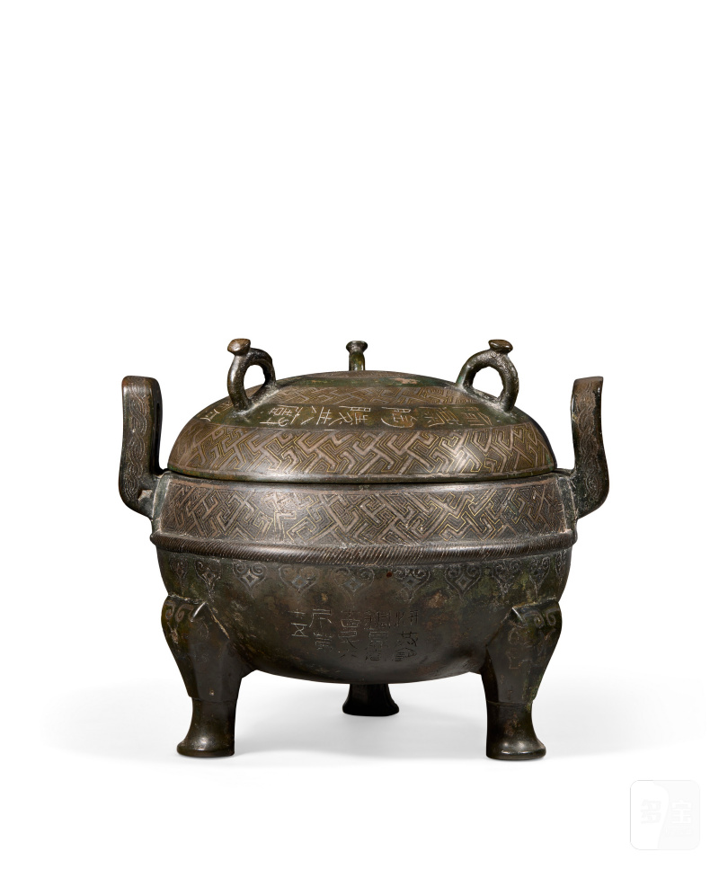 BRÛLE-PARFUM COUVERT TRIPODE ARCHAÏSANT EN BRONZE INSCRUSTÉ D'OR ET D'ARGENT, DING  CHINE, DYNASTIE Qing (1644-1911)